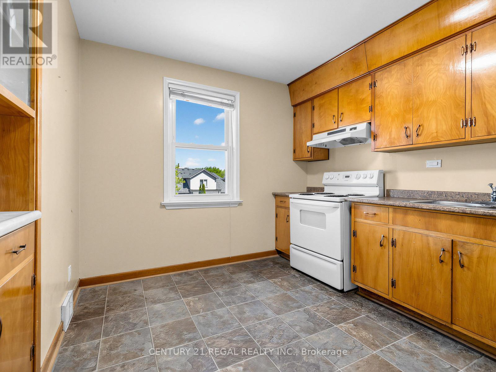 1062 Glengrove Avenue, Toronto, Ontario  M6B 2K2 - Photo 10 - W13149468