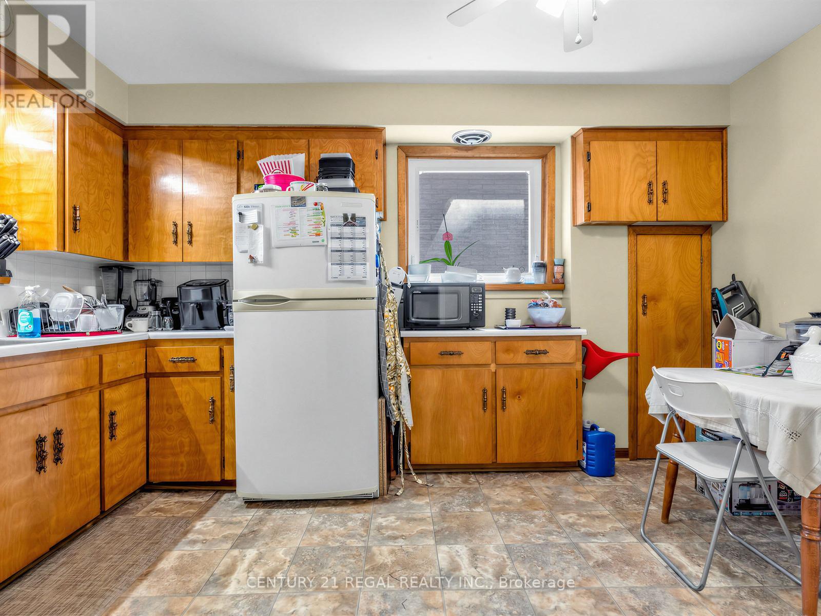1062 Glengrove Avenue, Toronto, Ontario  M6B 2K2 - Photo 16 - W13149468