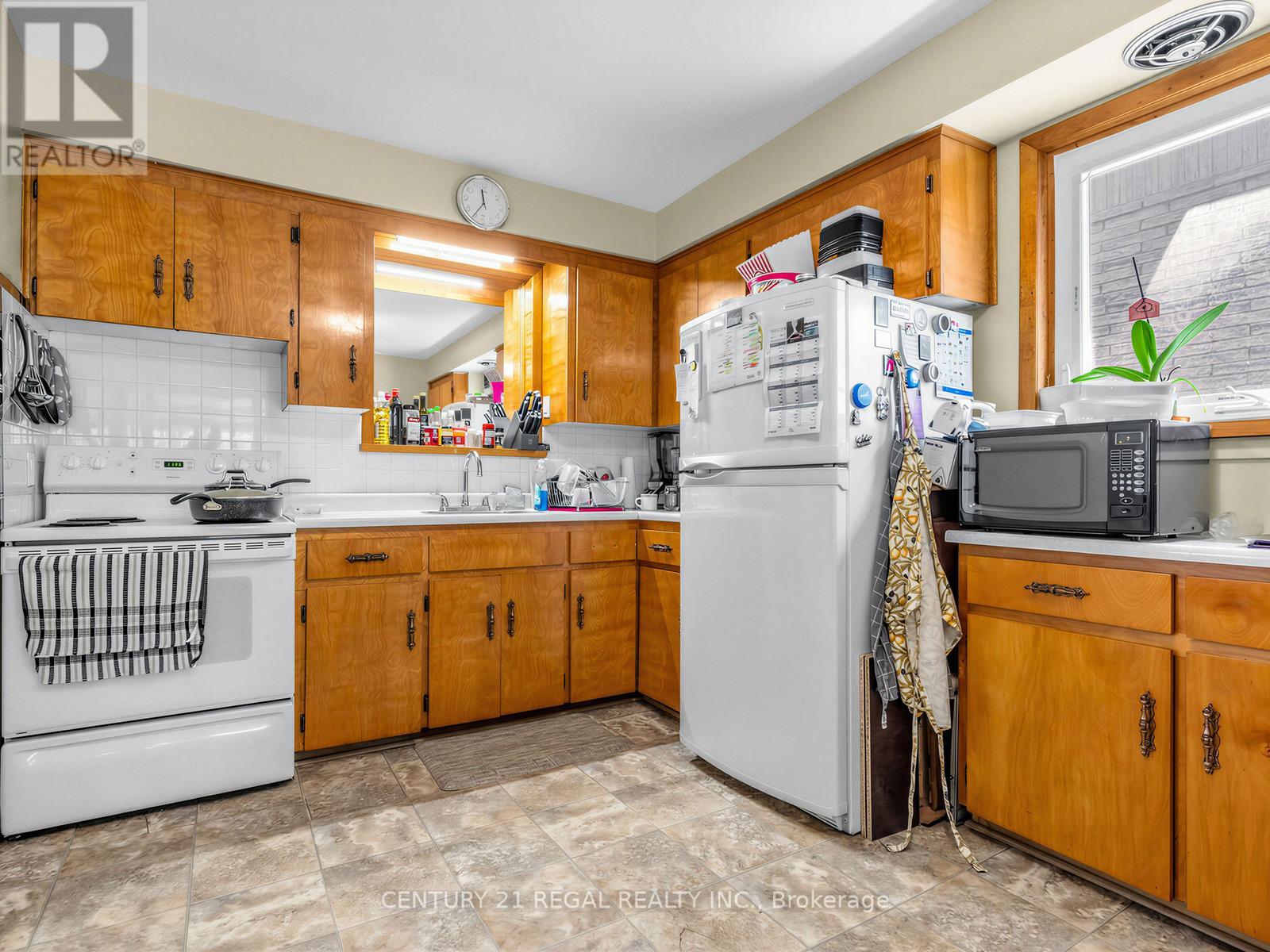1062 Glengrove Avenue, Toronto, Ontario  M6B 2K2 - Photo 17 - W13149468