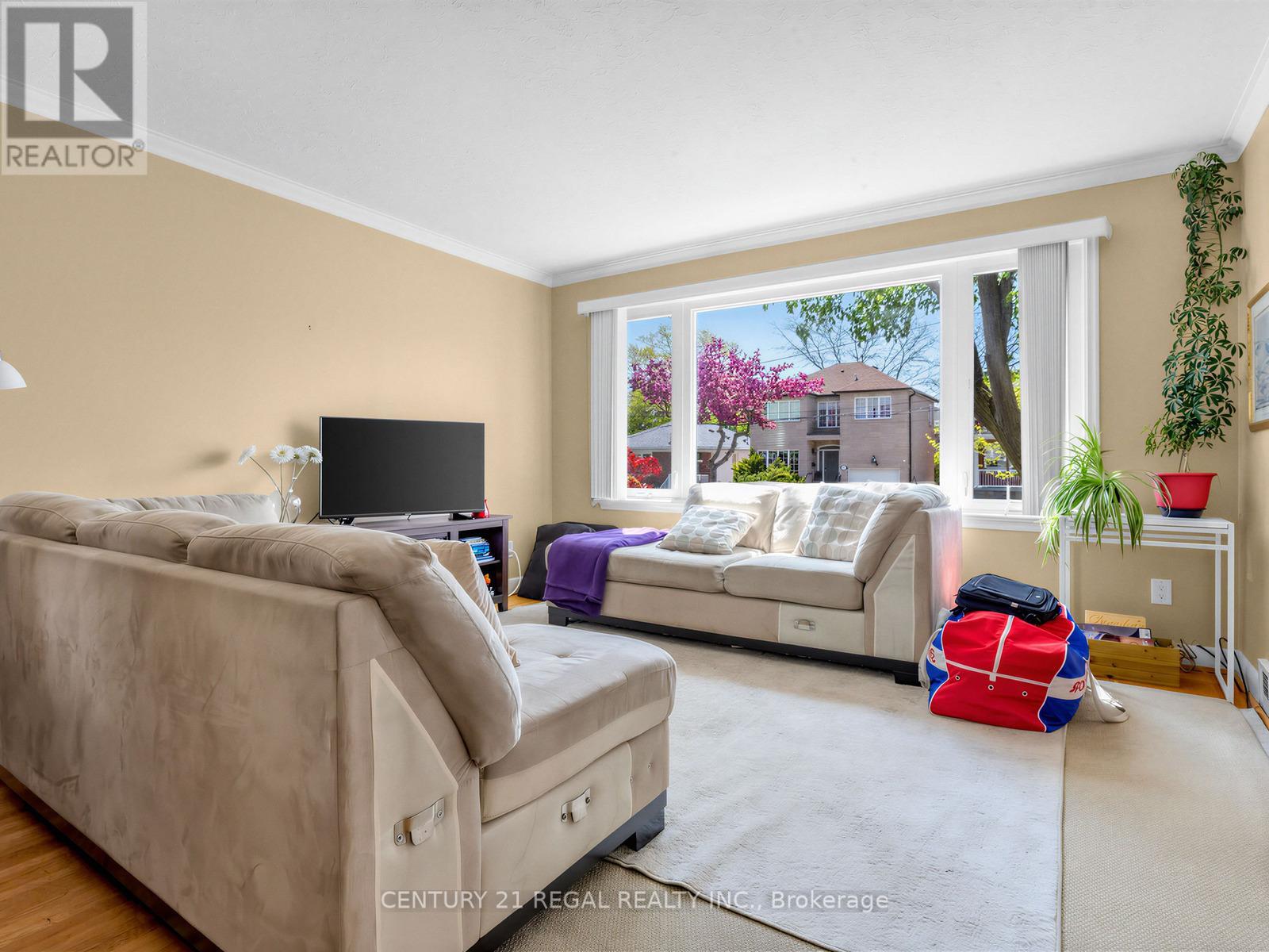1062 Glengrove Avenue, Toronto, Ontario  M6B 2K2 - Photo 19 - W13149468