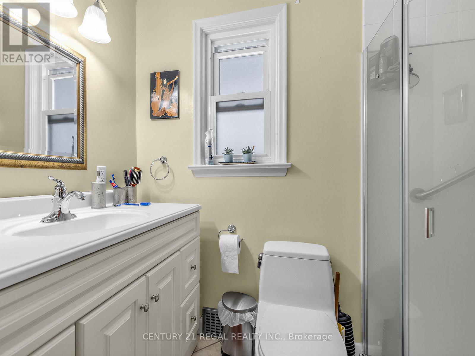 1062 Glengrove Avenue, Toronto, Ontario  M6B 2K2 - Photo 21 - W13149468