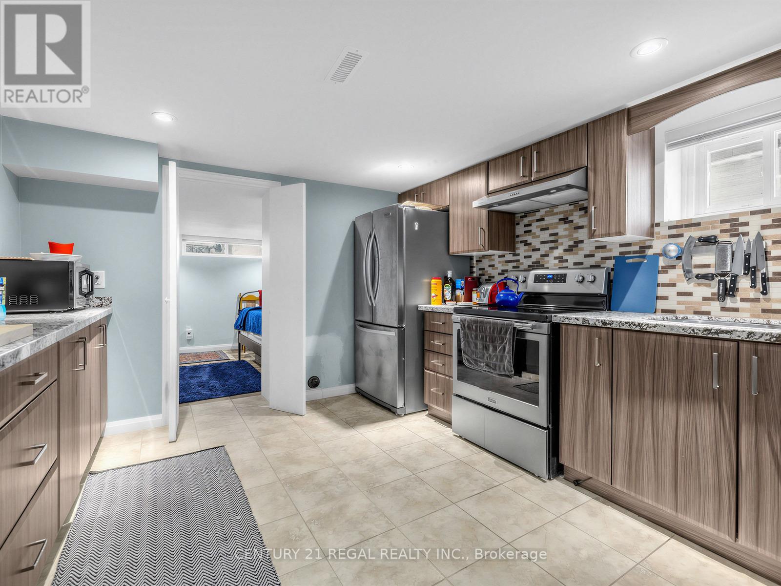 1062 Glengrove Avenue, Toronto, Ontario  M6B 2K2 - Photo 26 - W13149468