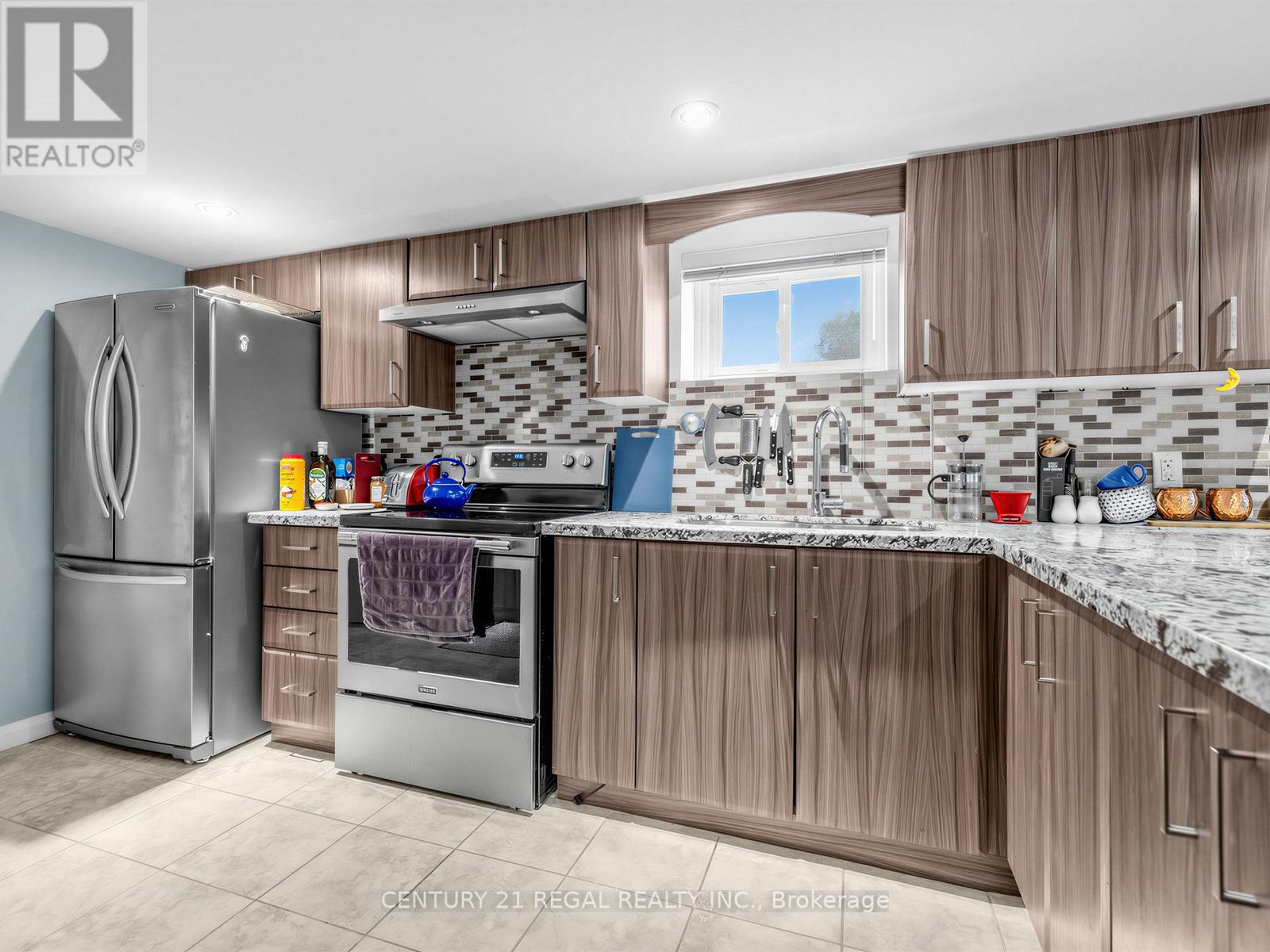 1062 Glengrove Avenue, Toronto, Ontario  M6B 2K2 - Photo 27 - W13149468