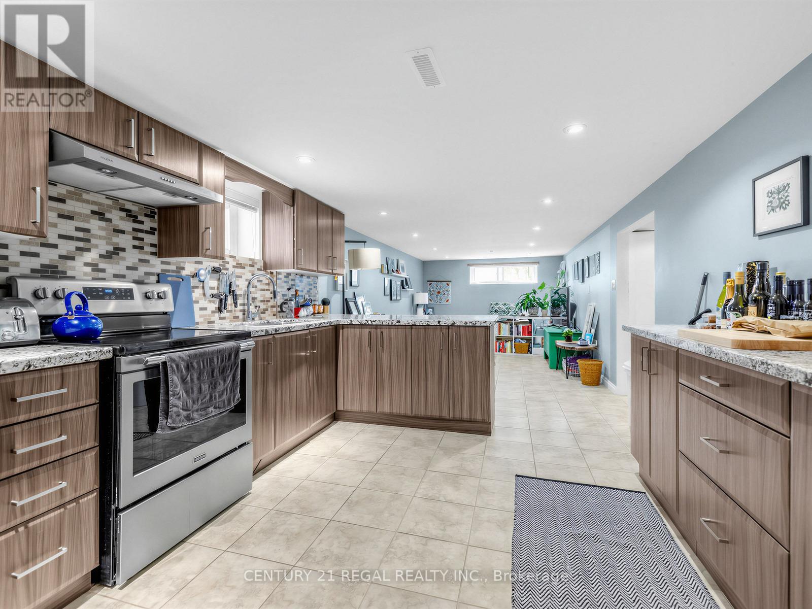 1062 Glengrove Avenue, Toronto, Ontario  M6B 2K2 - Photo 28 - W13149468