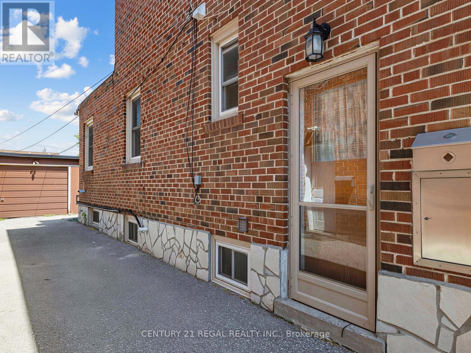 1062 Glengrove Avenue, Toronto, Ontario  M6B 2K2 - Photo 31 - W13149468