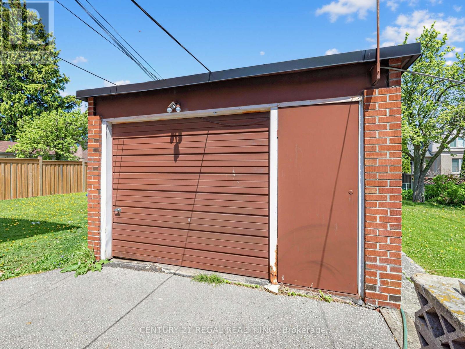 1062 Glengrove Avenue, Toronto, Ontario  M6B 2K2 - Photo 32 - W13149468