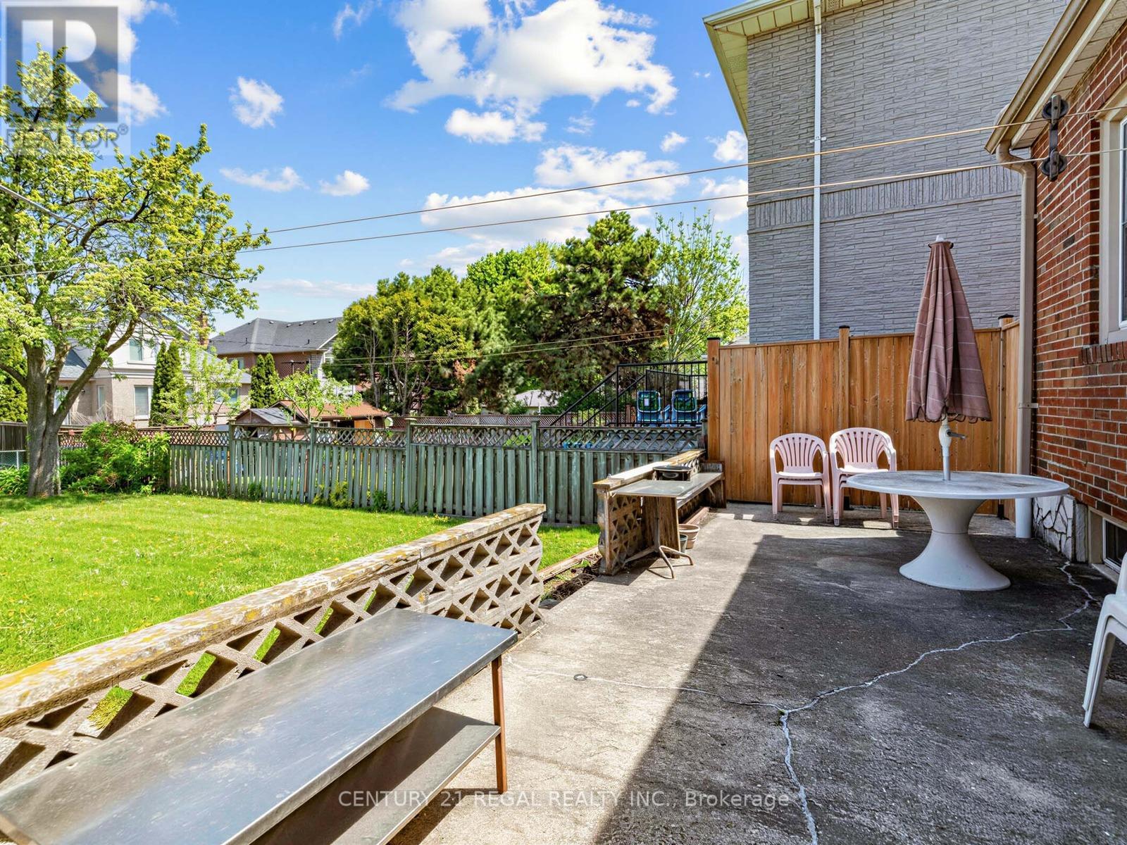 1062 Glengrove Avenue, Toronto, Ontario  M6B 2K2 - Photo 33 - W13149468