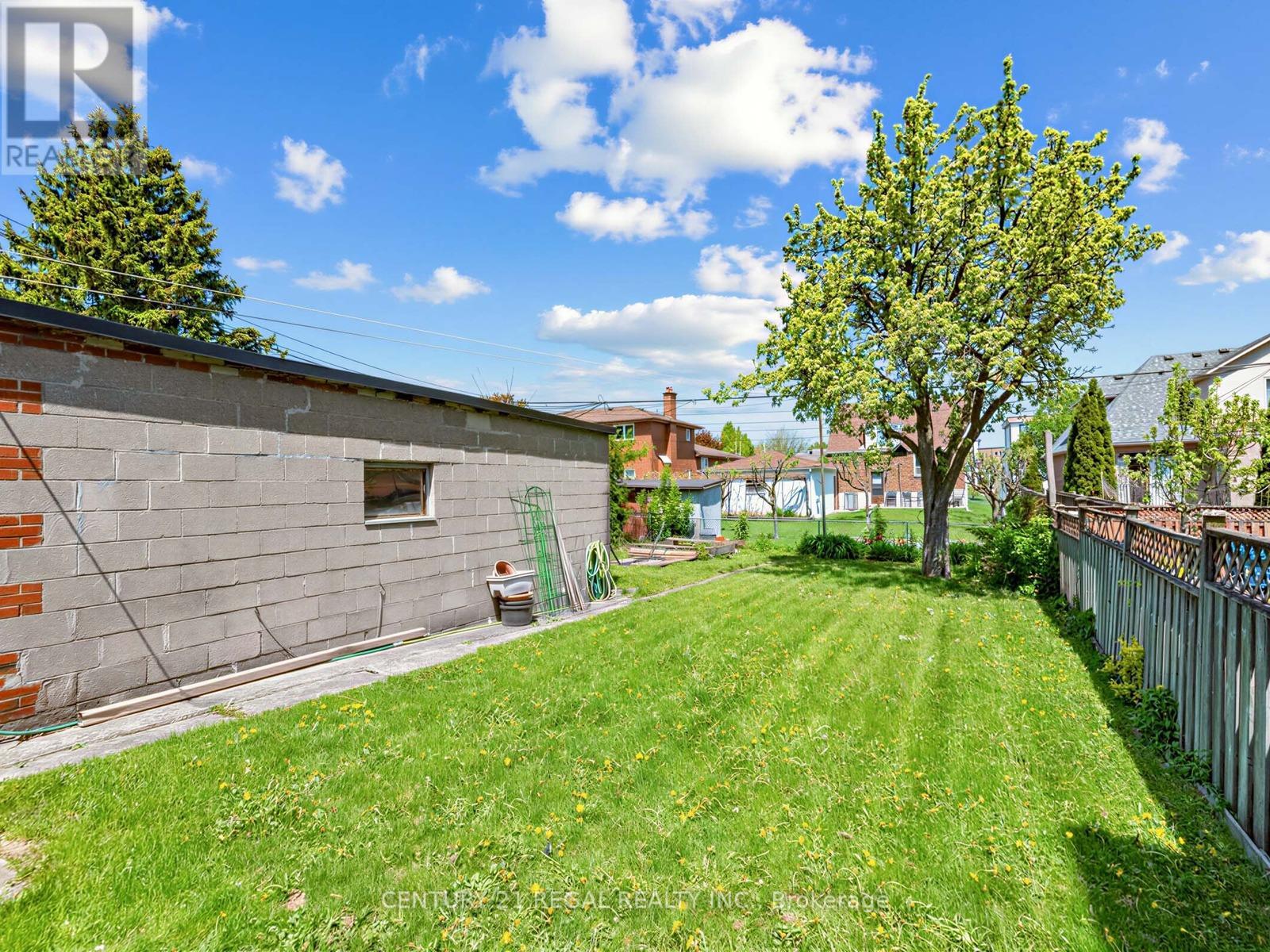 1062 Glengrove Avenue, Toronto, Ontario  M6B 2K2 - Photo 35 - W13149468