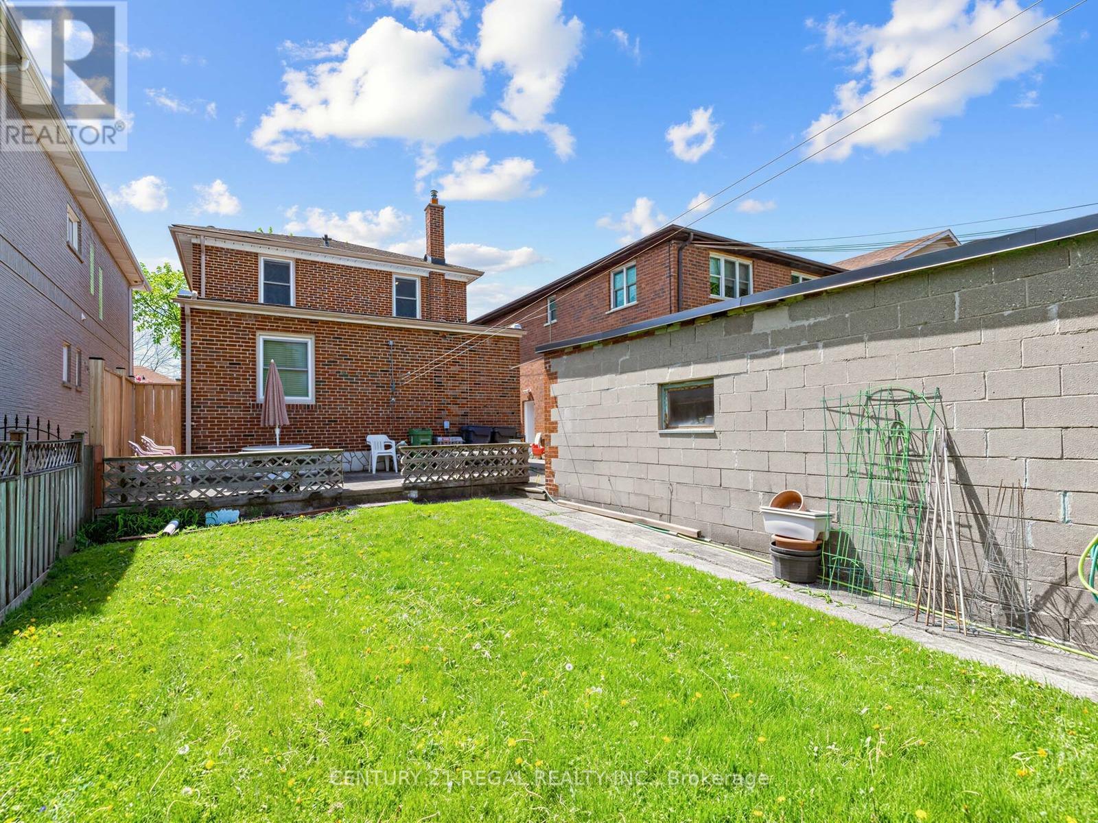 1062 Glengrove Avenue, Toronto, Ontario  M6B 2K2 - Photo 36 - W13149468
