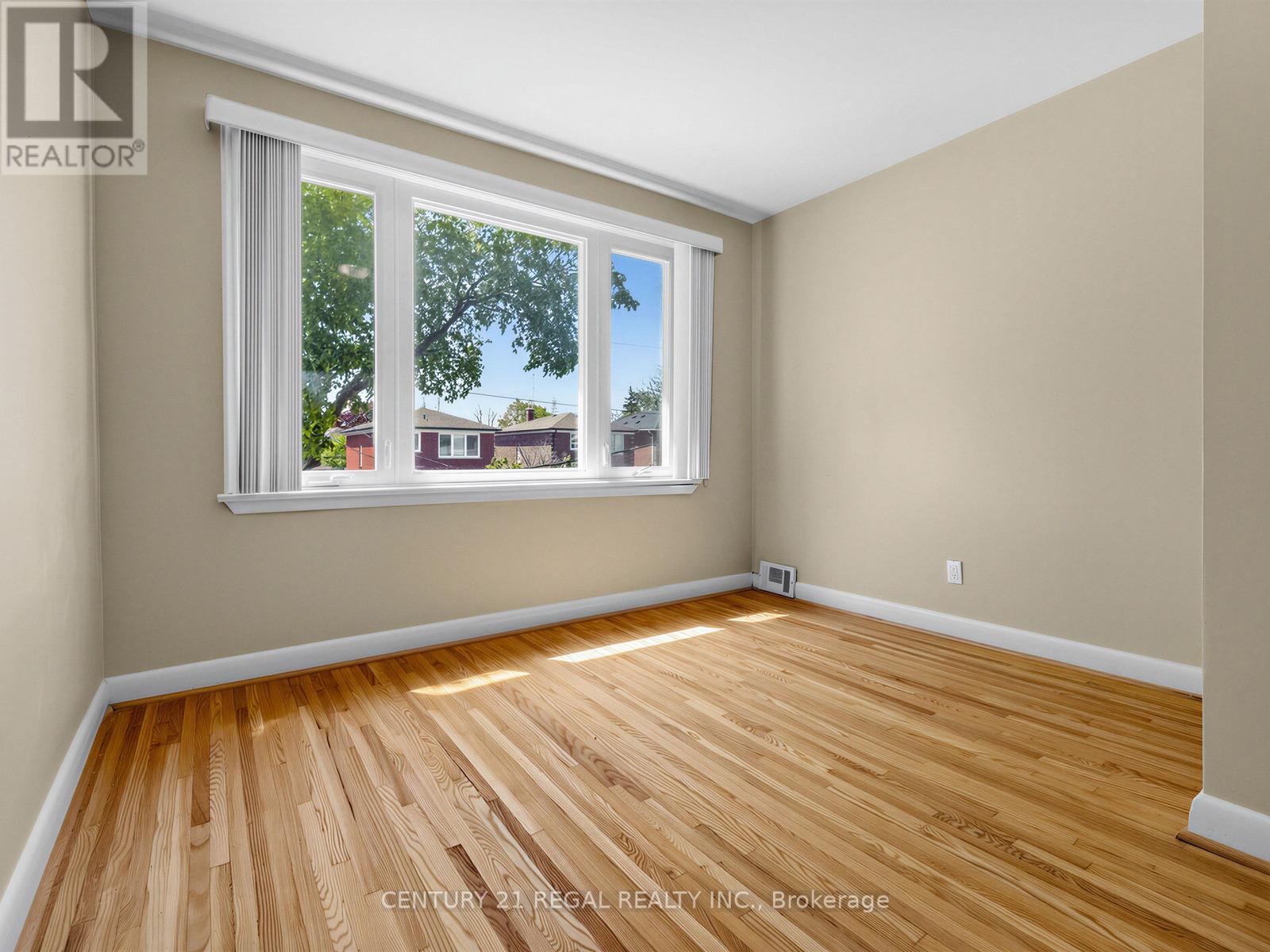 1062 Glengrove Avenue, Toronto, Ontario  M6B 2K2 - Photo 5 - W13149468