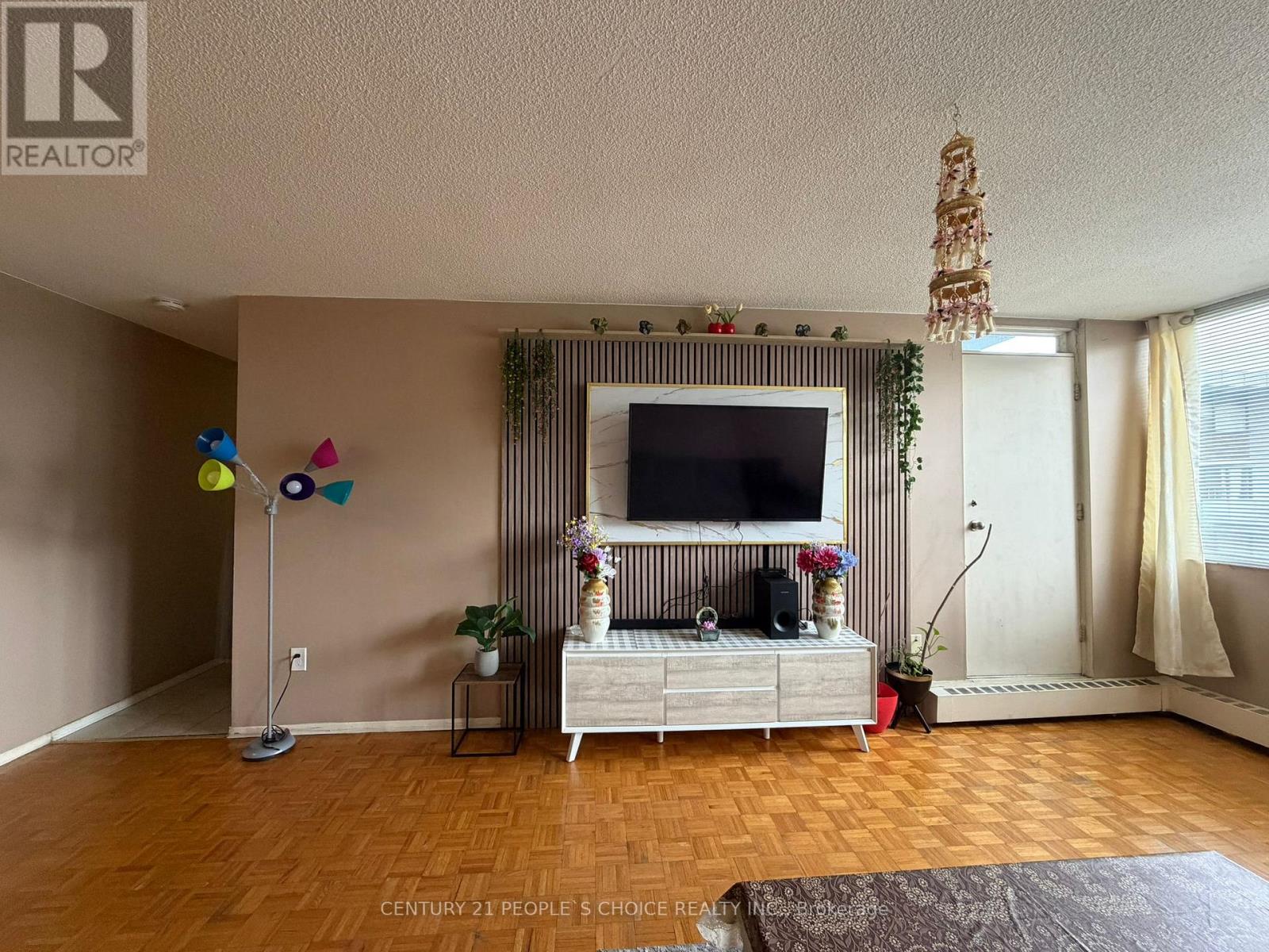 725 - 2121 ROCHE COURT