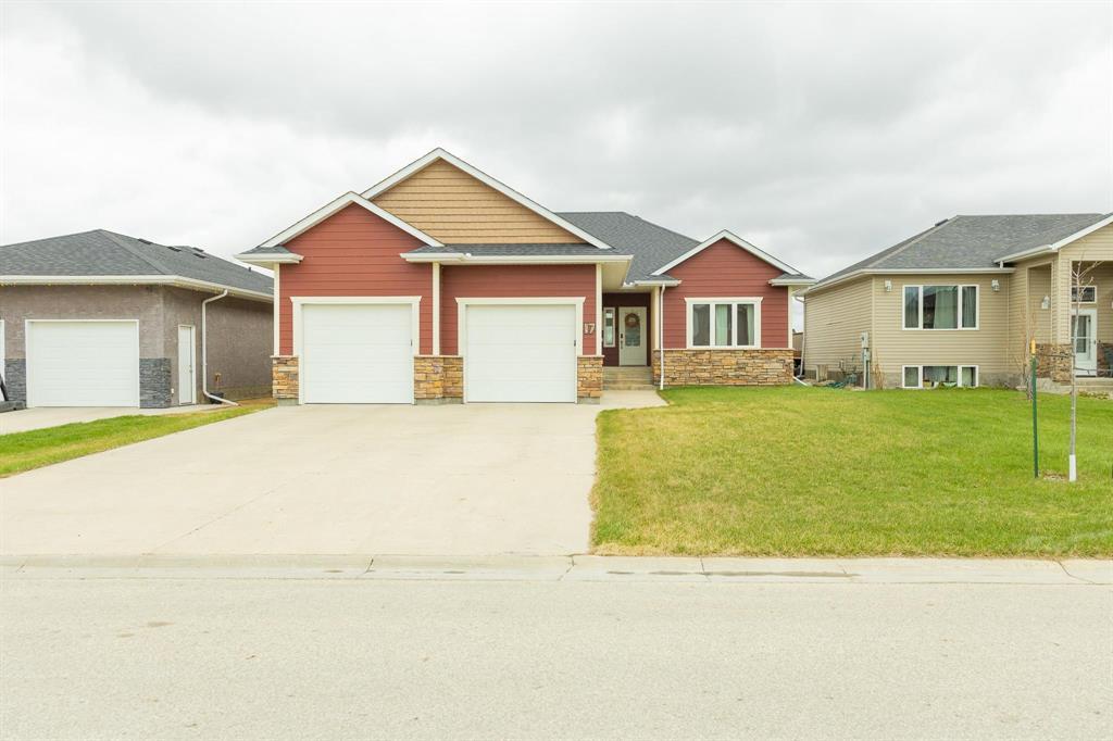 17 Edgewood Street, Steinbach, Manitoba  R5G 0S7 - Photo 1 - 202610984
