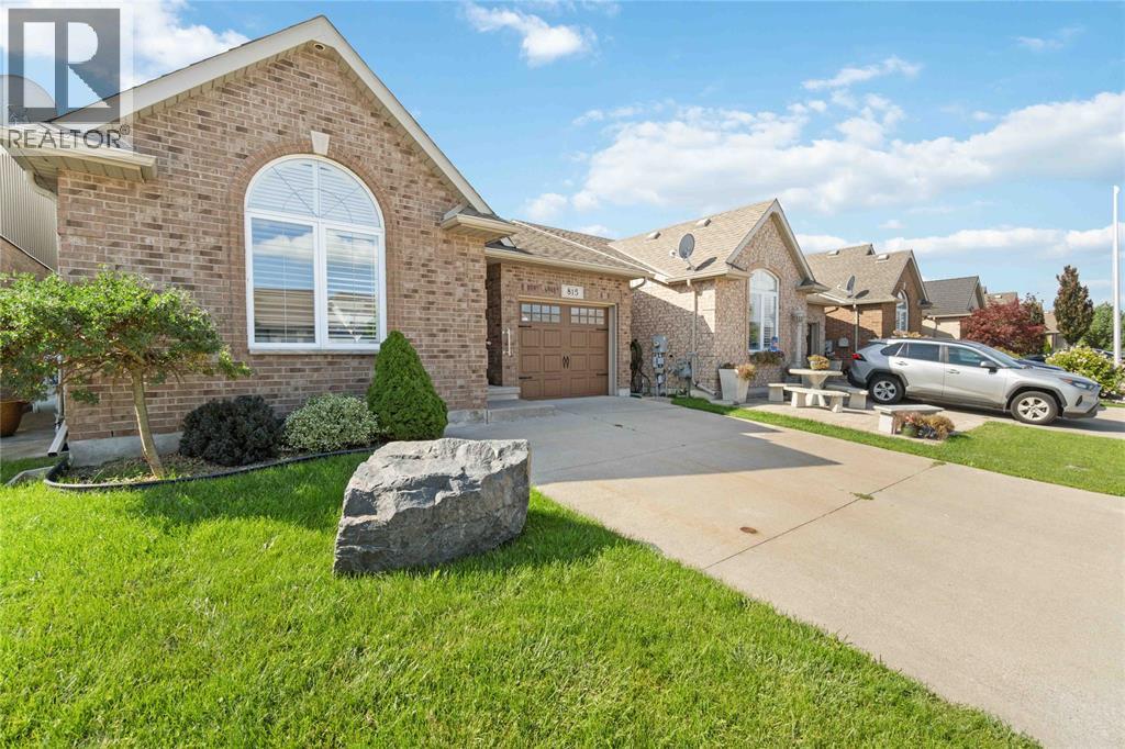 815 Carriage Way, Sarnia, Ontario  N7W 0A5 - Photo 3 - 26011627