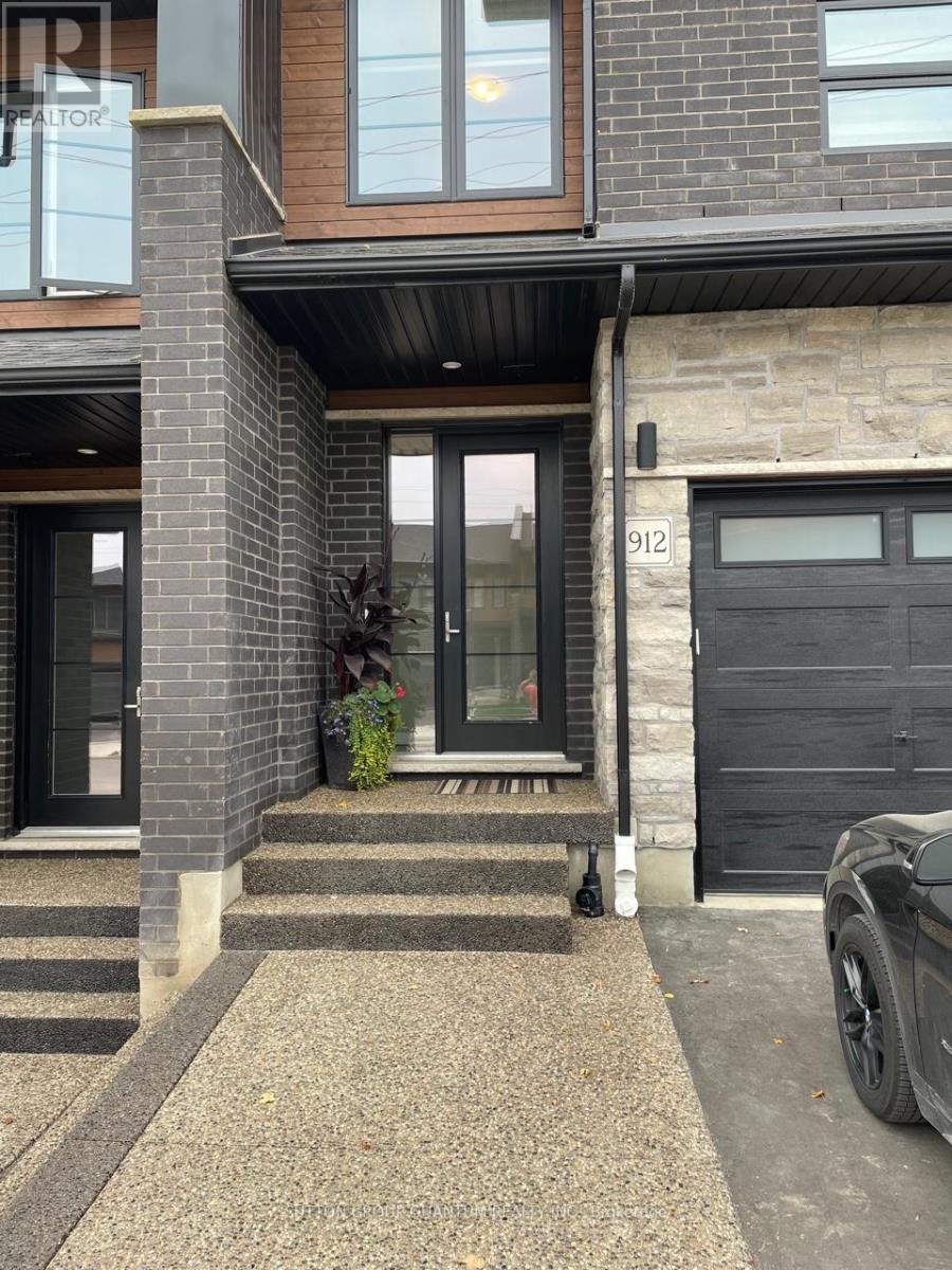 912 Robert Ferrie Drive, Kitchener, Ontario N2R 1P2 - Photo 2 - X13149810