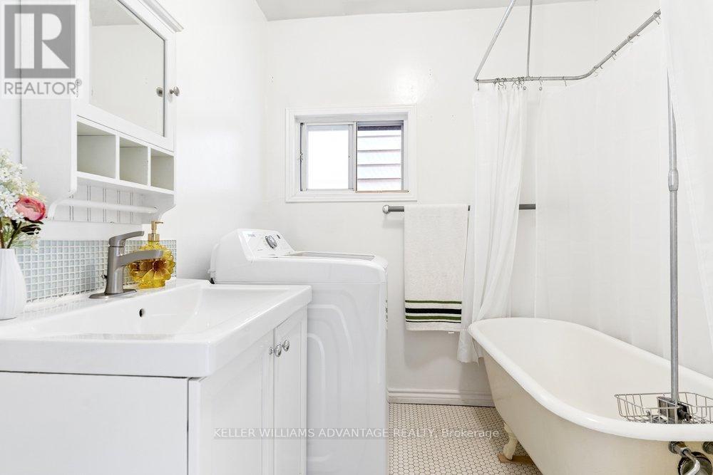 186 Cedric Avenue, Toronto, Ontario  M6C 3X8 - Photo 13 - C13149874