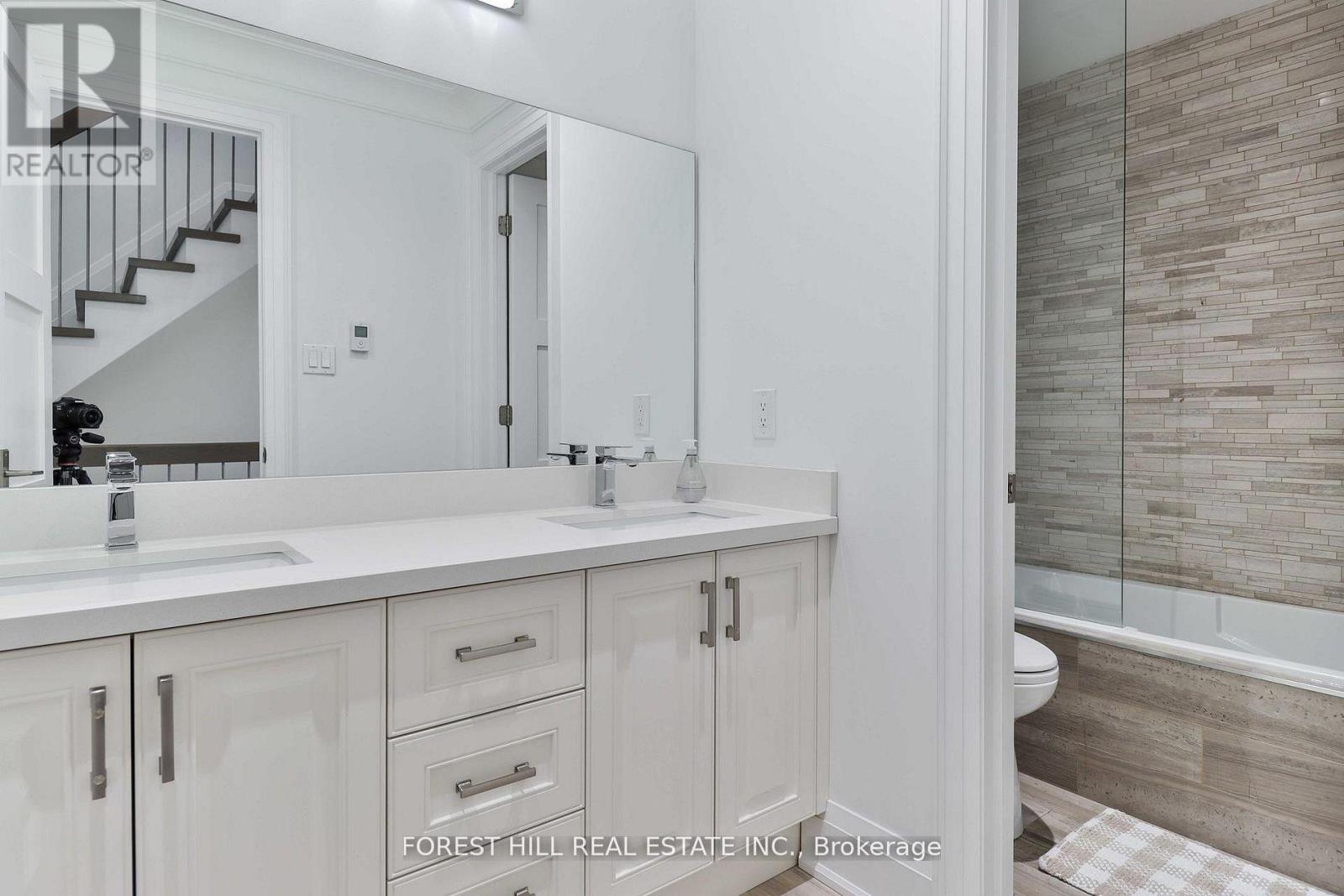 51b Burnaby Boulevard, Toronto, Ontario  M5N 1G3 - Photo 16 - C13150400