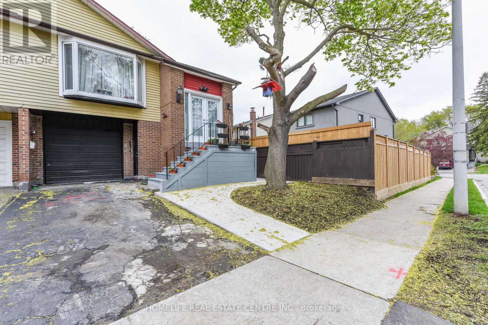 5 Bay Crest Drive, Brampton, Ontario  L6Z 1H5 - Photo 2 - W13150070