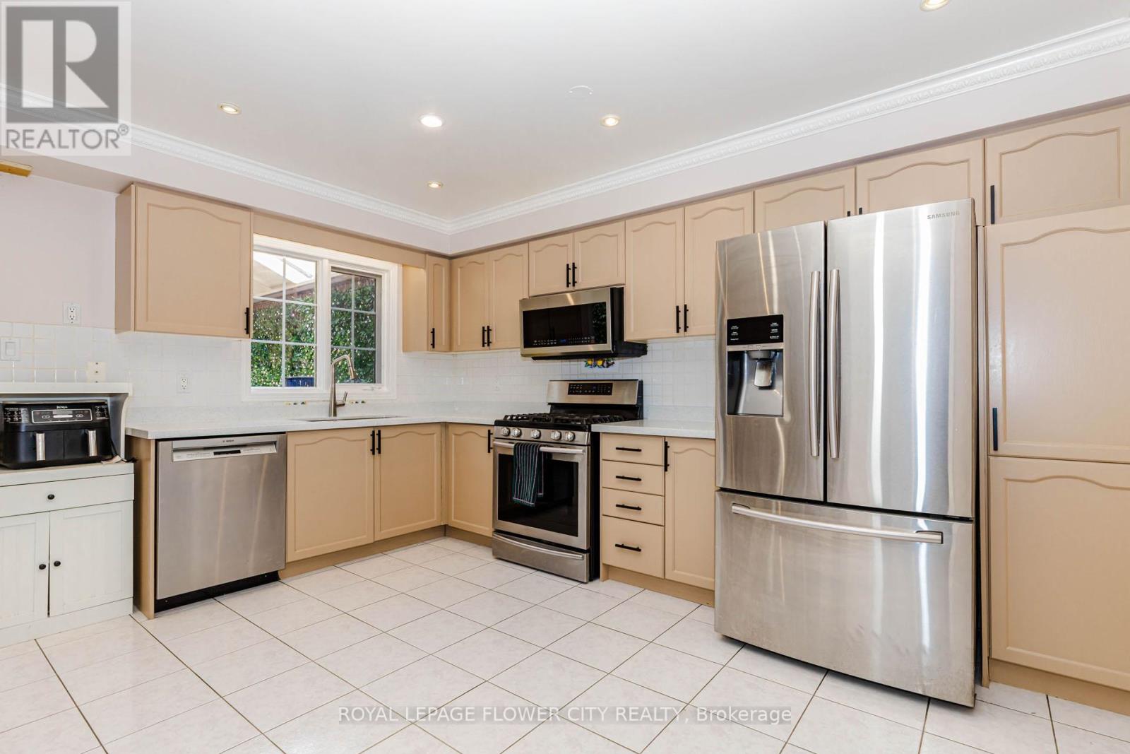 119 Morningmist Street, Brampton, Ontario  L6R 2A9 - Photo 7 - W13150146