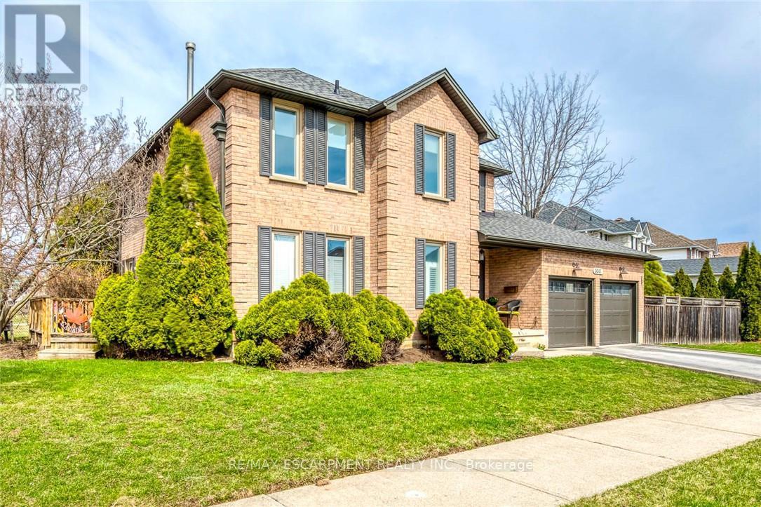 3311 Springvale Court, Burlington, Ontario  L7M 3Y6 - Photo 2 - W13150394