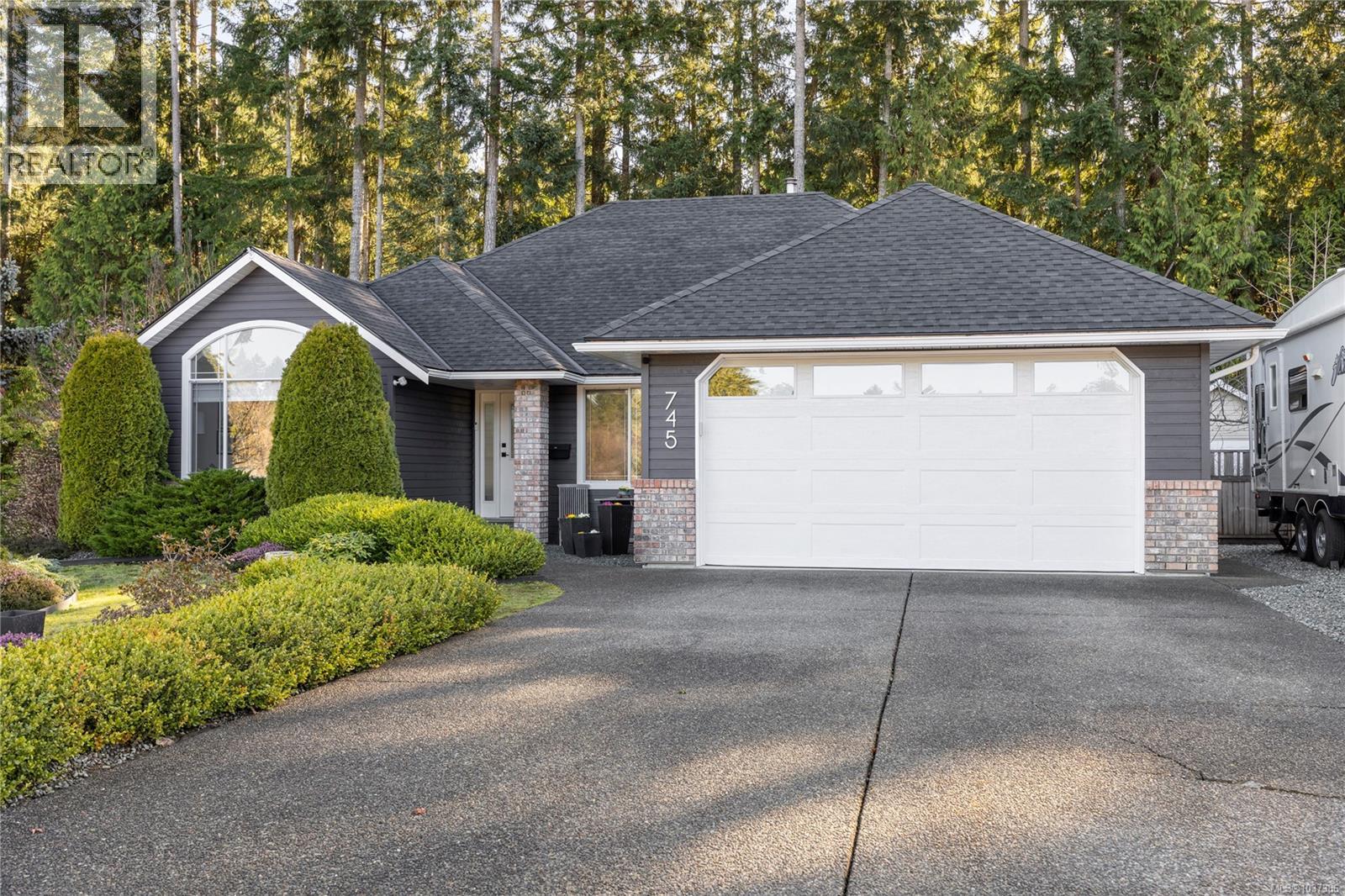 745 Redwood Dr, Qualicum Beach, British Columbia