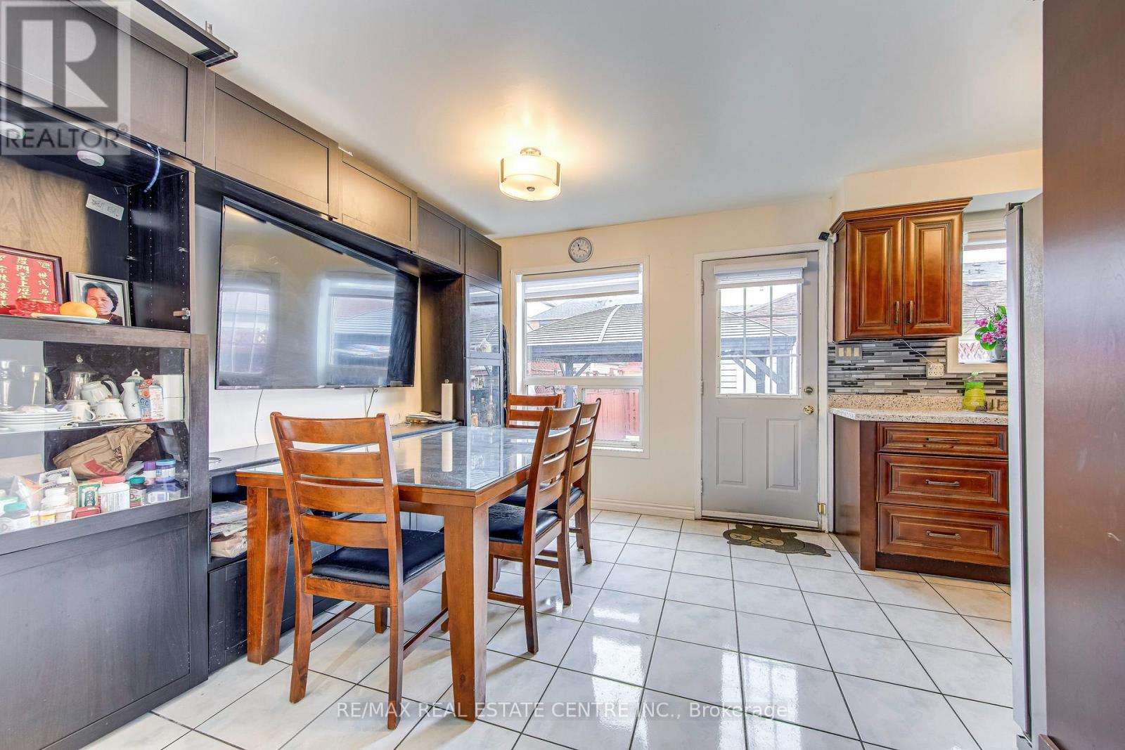 2080 St Clair Avenue W, Toronto, Ontario  M6N 1K3 - Photo 5 - W13150402