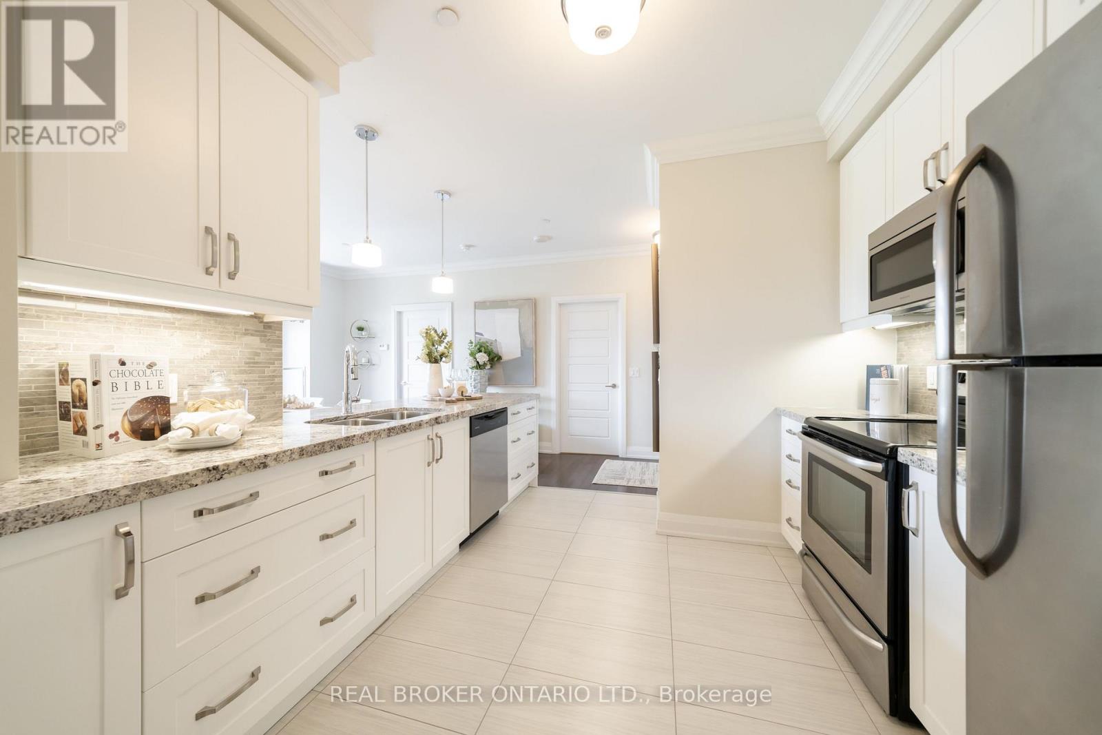 205 - 7 Bond Crescent, Richmond Hill, Ontario  L4E 1E6 - Photo 3 - N13150508