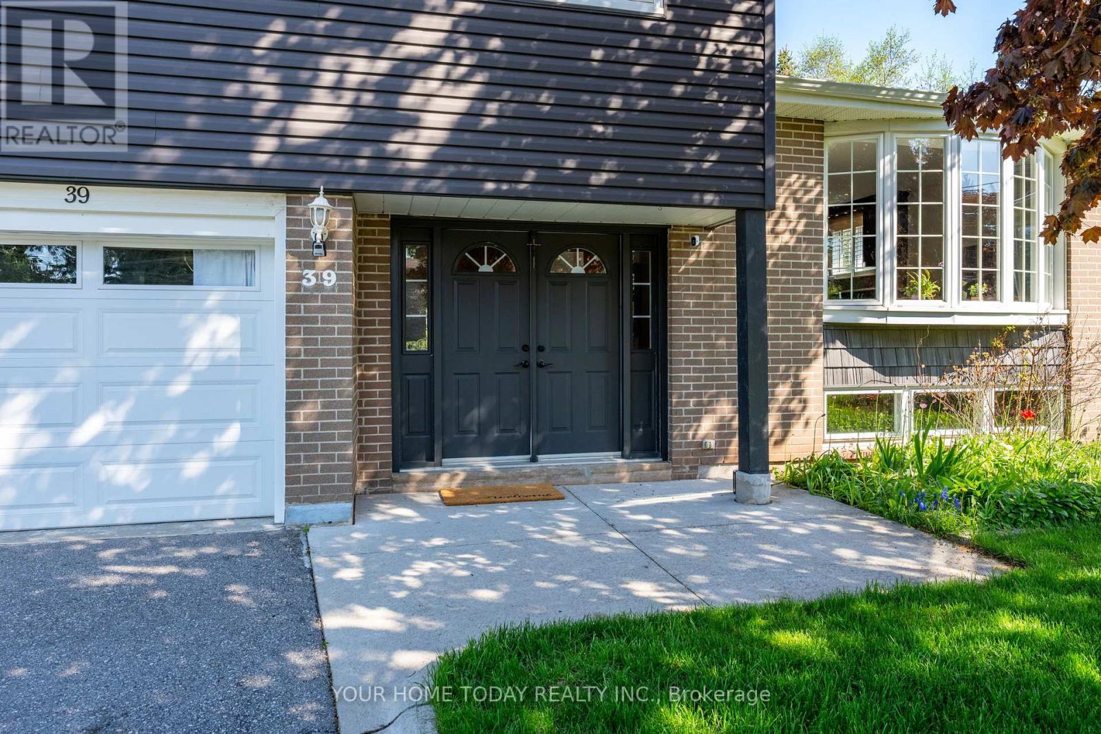 39 Eleanor Crescent, Halton Hills, Ontario  L7G 2T7 - Photo 4 - W13150492