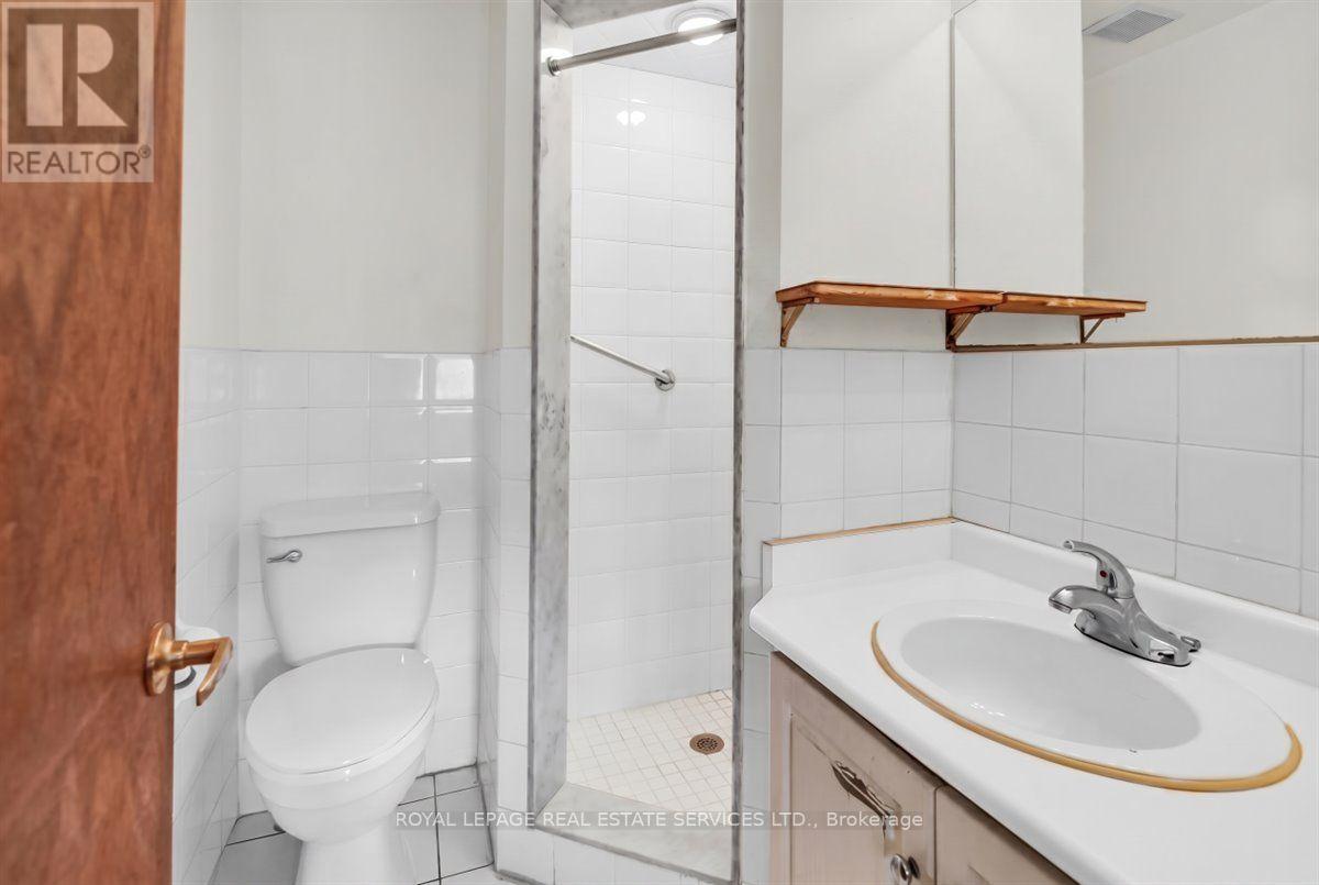 215 Clinton Street, Toronto, Ontario  M6G 2Y4 - Photo 10 - C13150742