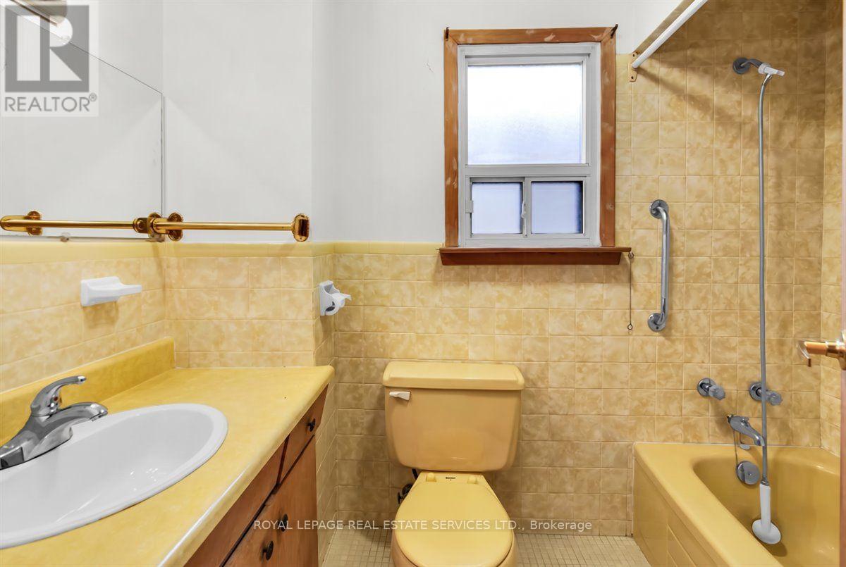 215 Clinton Street, Toronto, Ontario  M6G 2Y4 - Photo 16 - C13150742