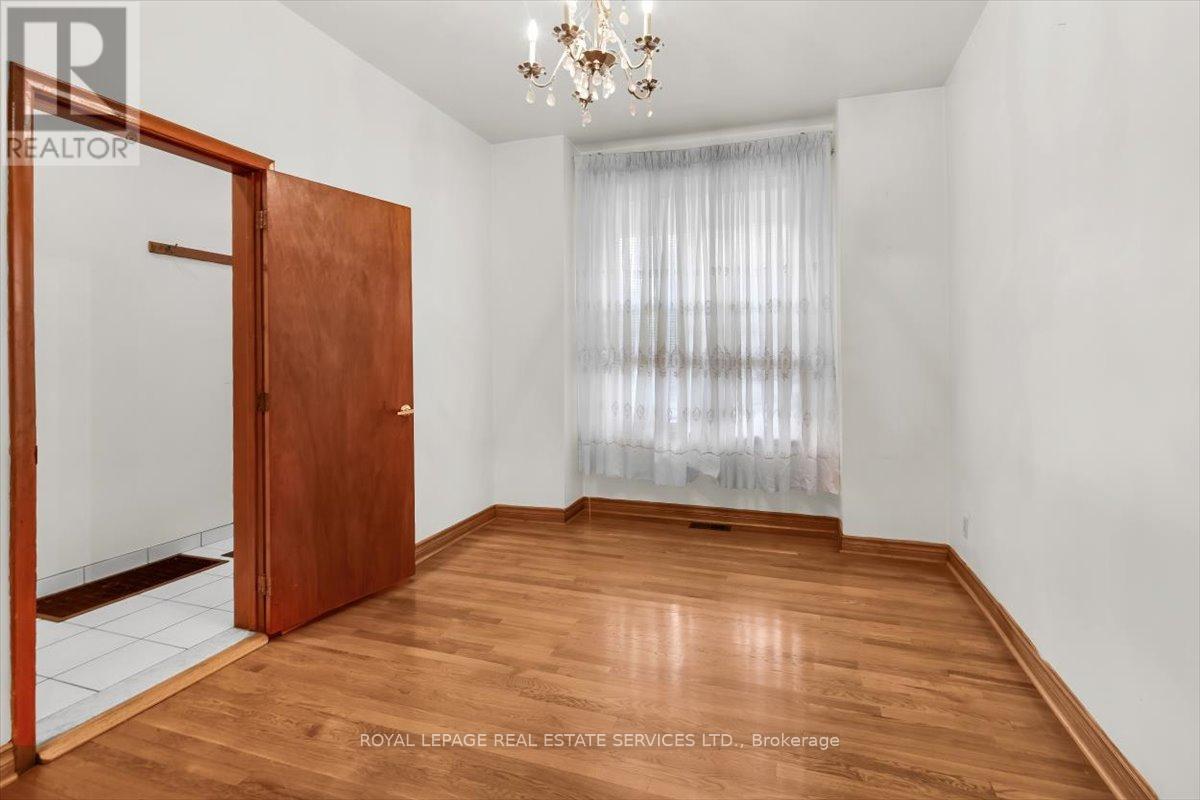 215 Clinton Street, Toronto, Ontario  M6G 2Y4 - Photo 3 - C13150742