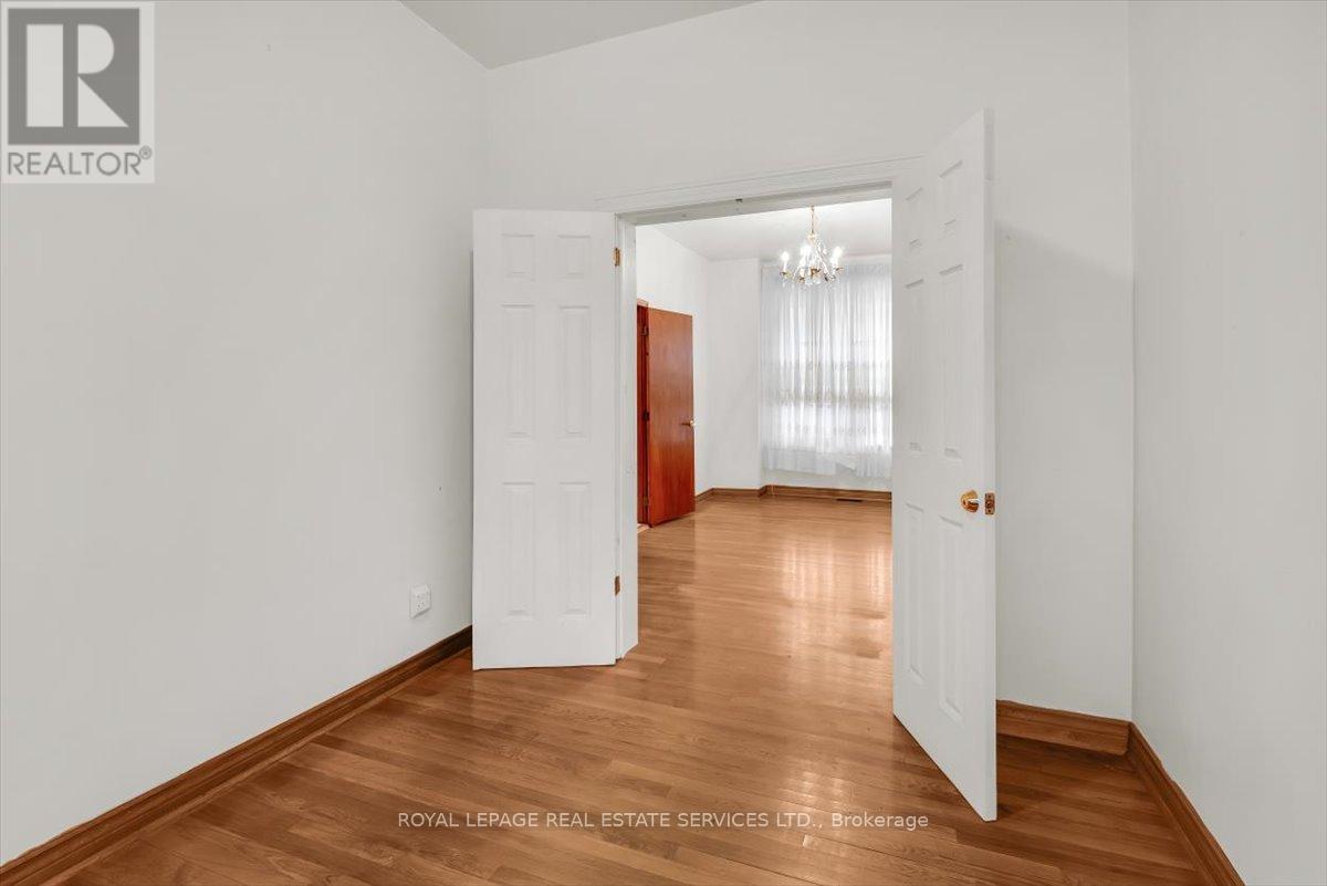 215 Clinton Street, Toronto, Ontario  M6G 2Y4 - Photo 6 - C13150742
