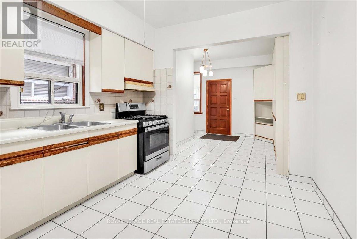 215 Clinton Street, Toronto, Ontario  M6G 2Y4 - Photo 7 - C13150742