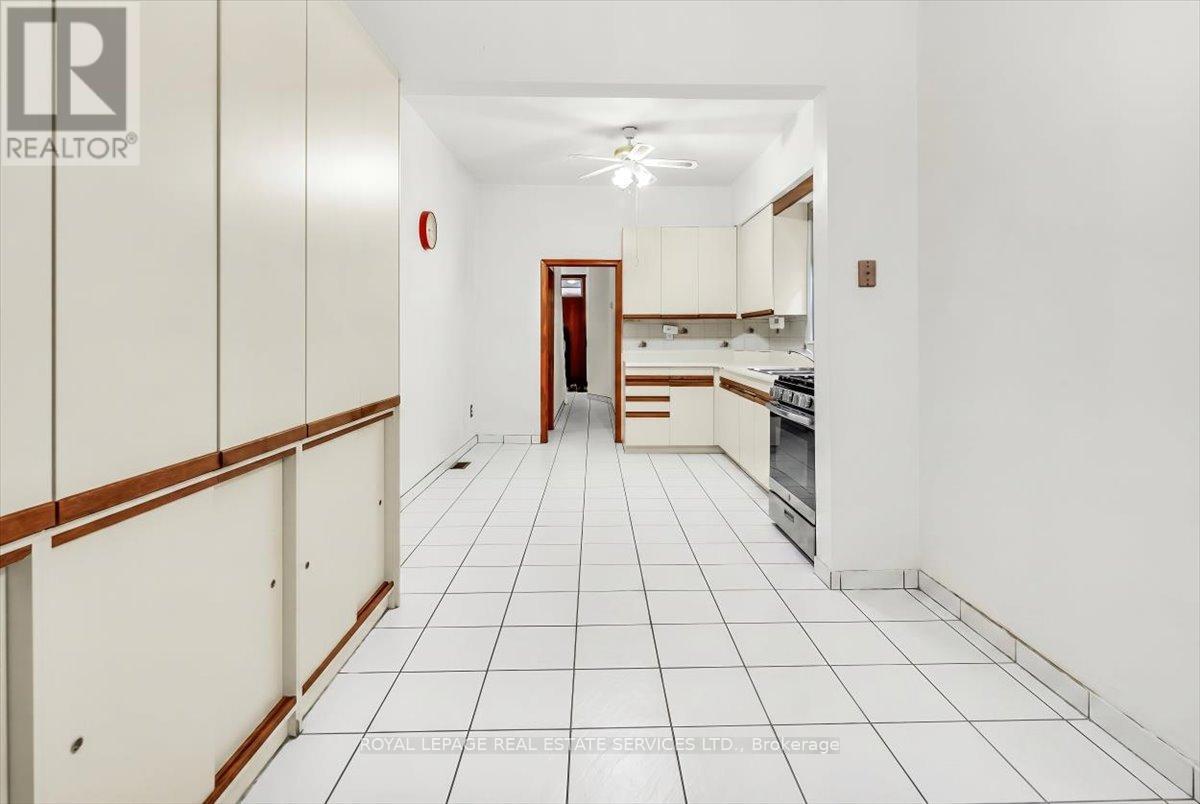 215 Clinton Street, Toronto, Ontario  M6G 2Y4 - Photo 8 - C13150742