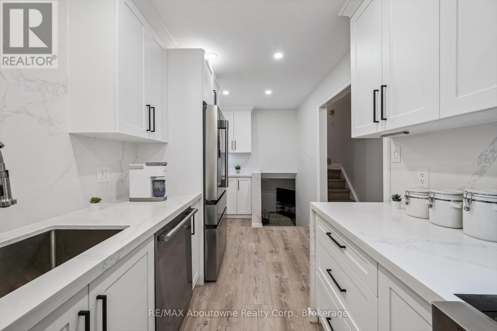 637 Lomond Crescent, Burlington, Ontario  L7L 2N8 - Photo 12 - W13150888