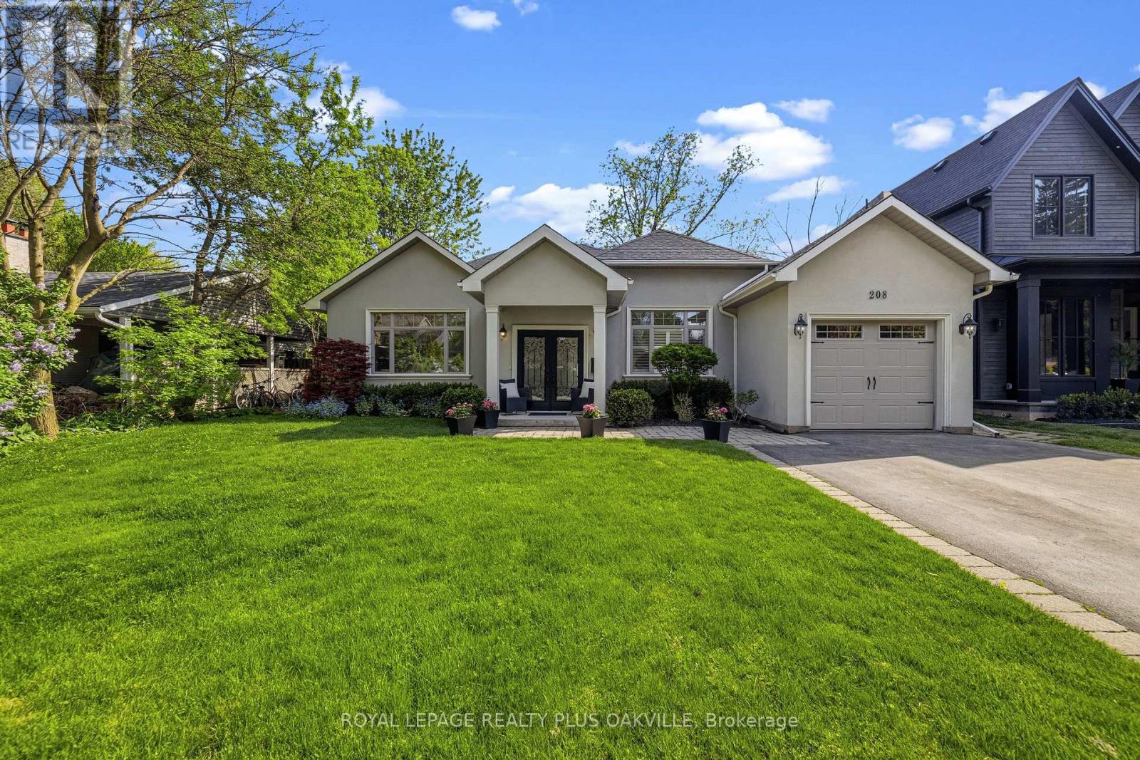 208 Mohawk Road, Oakville, Ontario  L6L 2Z2 - Photo 1 - W13150748