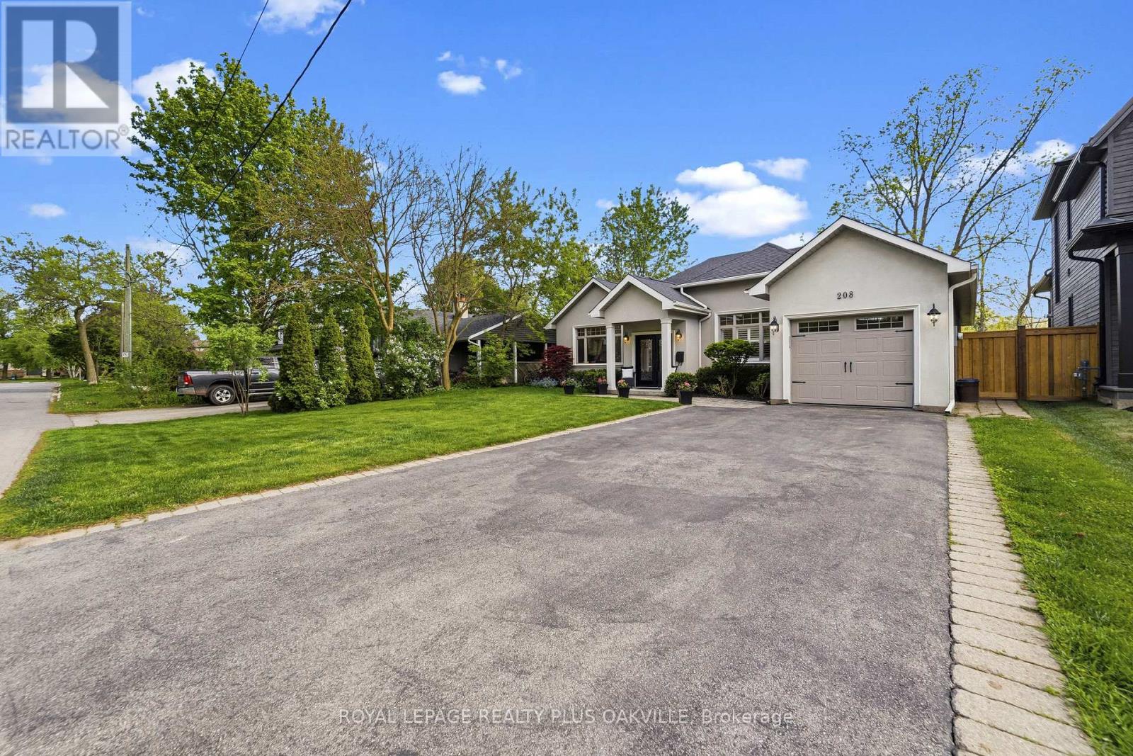 208 Mohawk Road, Oakville, Ontario  L6L 2Z2 - Photo 2 - W13150748