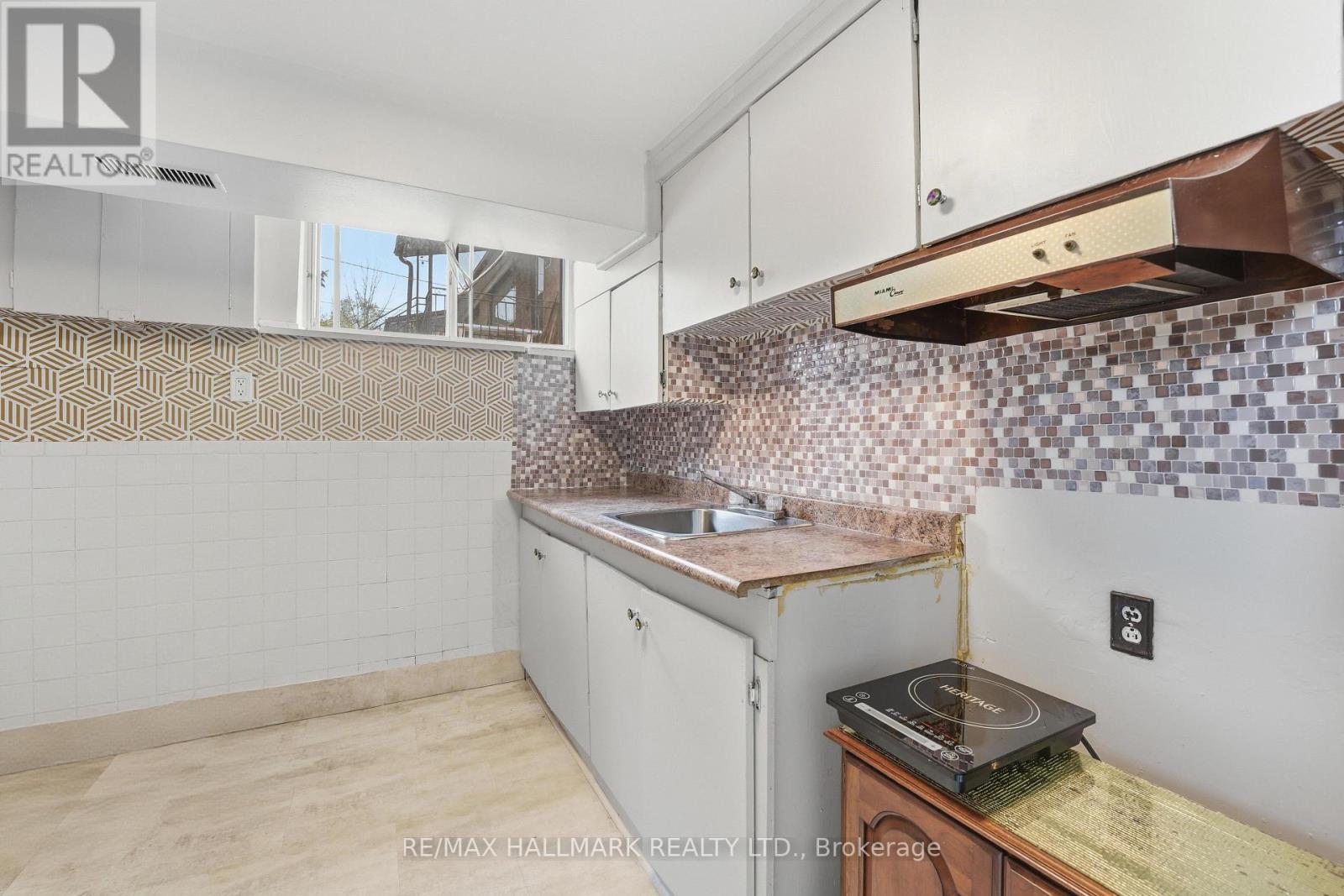 54 Gotham Court, Toronto, Ontario  M6M 2N8 - Photo 10 - W13150820