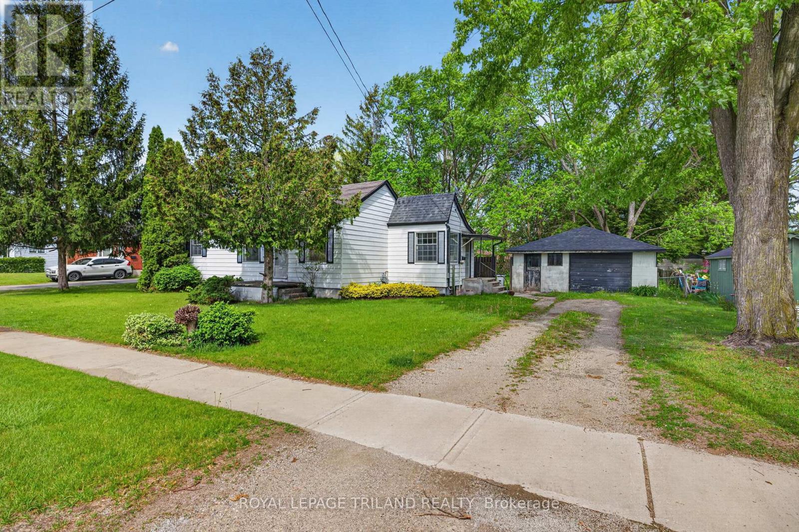 147 Burns Street, Strathroy-Caradoc, Ontario  N7G 1X4 - Photo 2 - X13151038
