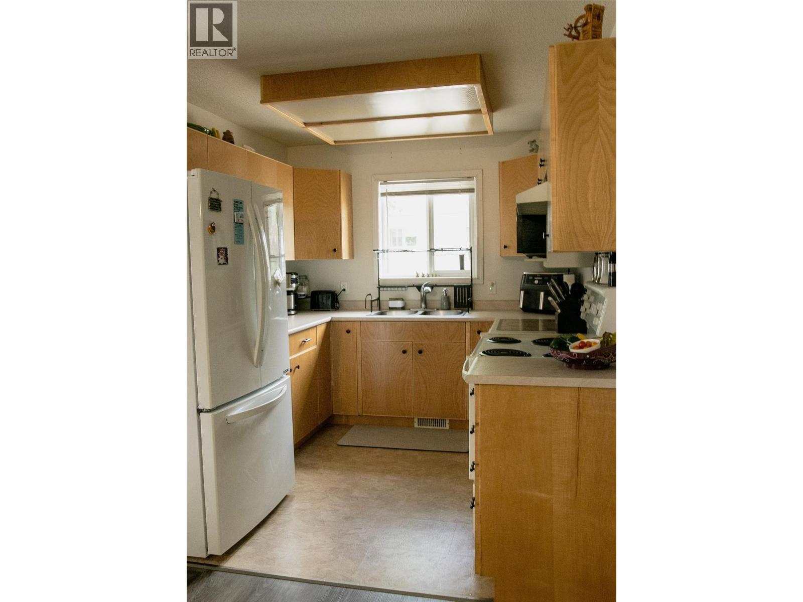 710 Ivy Street, Castlegar, British Columbia  V1N 2G4 - Photo 4 - 10379376