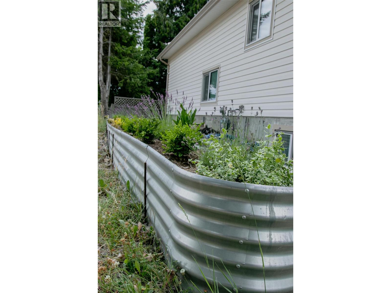 710 Ivy Street, Castlegar, British Columbia  V1N 2G4 - Photo 30 - 10379376