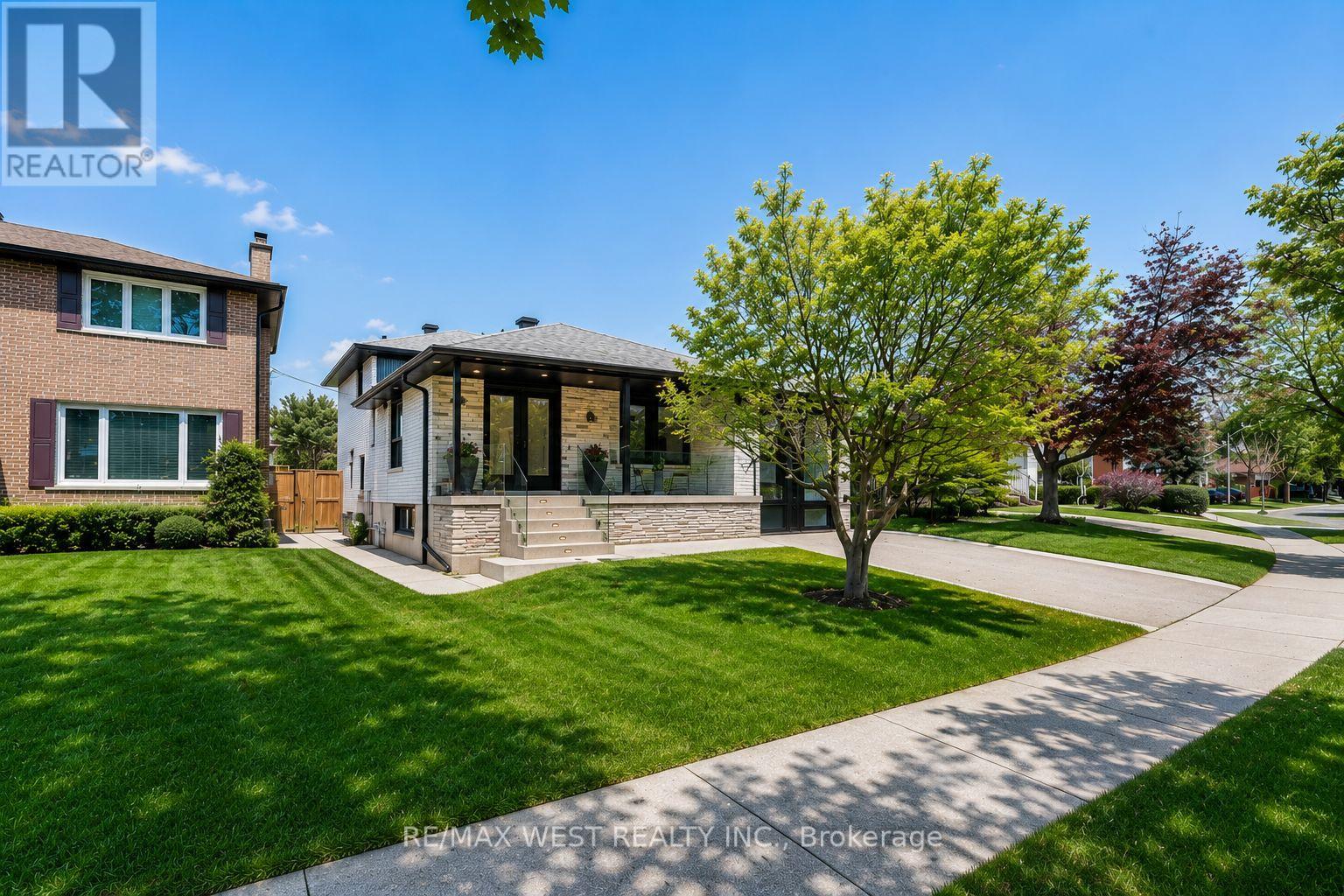 18 Torrington Drive, Toronto, Ontario  M9C 3V5 - Photo 4 - W13150326