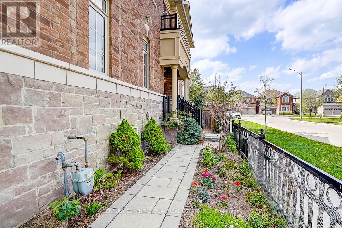 6 Ruffle Lane, Richmond Hill, Ontario  L4E 0W3 - Photo 3 - N13150968
