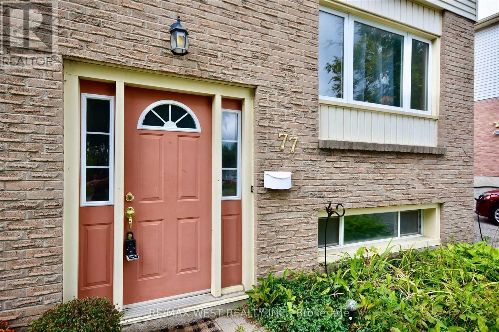 77 Carlton Road, Barrie, Ontario  L4M 5K8 - Photo 2 - S13150998
