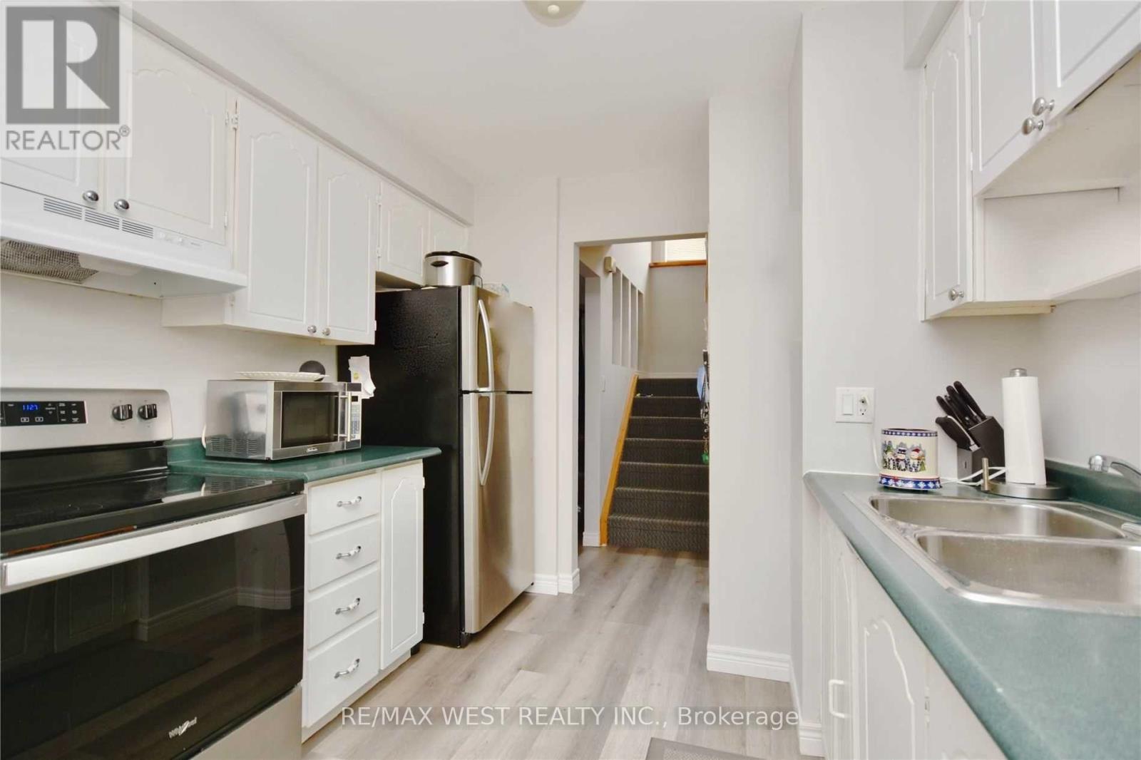77 Carlton Road, Barrie, Ontario  L4M 5K8 - Photo 6 - S13150998
