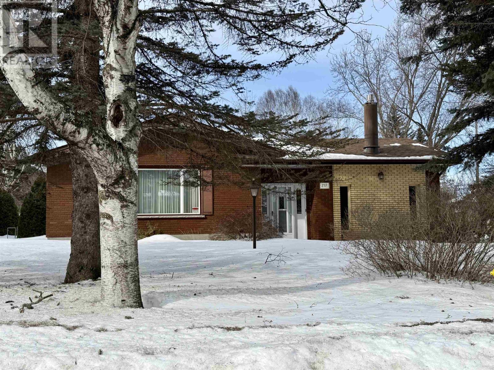 737 Confederation Dr, Thunder Bay, Ontario  P7E 3N5 - Photo 1 - TB2601115