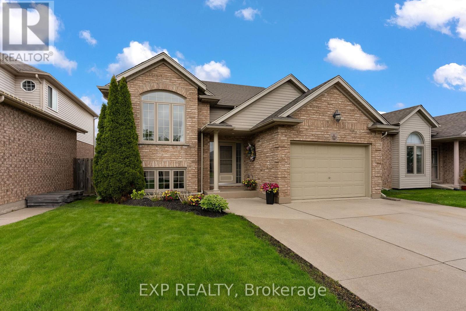7032 Kelly Drive, Niagara Falls (Forestview), Ontario  L2H 3J9 - Photo 1 - X13151136
