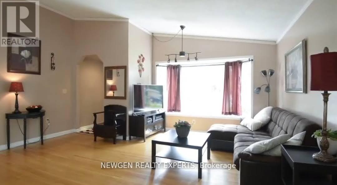 11 Lawrence Crescent, Brampton, Ontario  L6W 2P2 - Photo 2 - W13151142