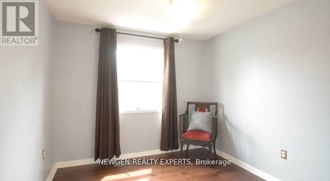 11 Lawrence Crescent, Brampton, Ontario  L6W 2P2 - Photo 3 - W13151142