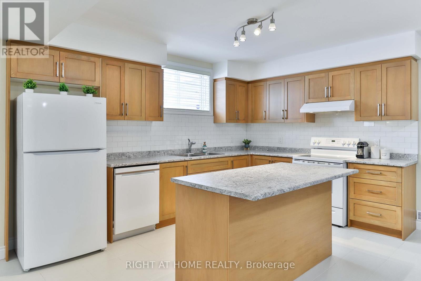 459 Maple Leaf Drive, Toronto, Ontario  M6L 1R1 - Photo 16 - W13151188
