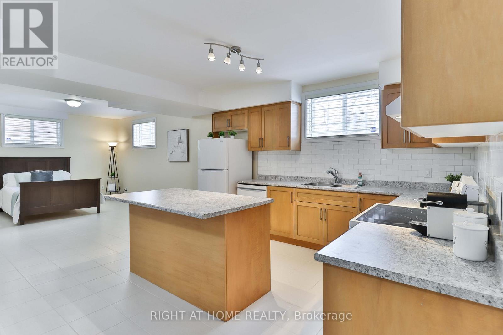 459 Maple Leaf Drive, Toronto, Ontario  M6L 1R1 - Photo 17 - W13151188